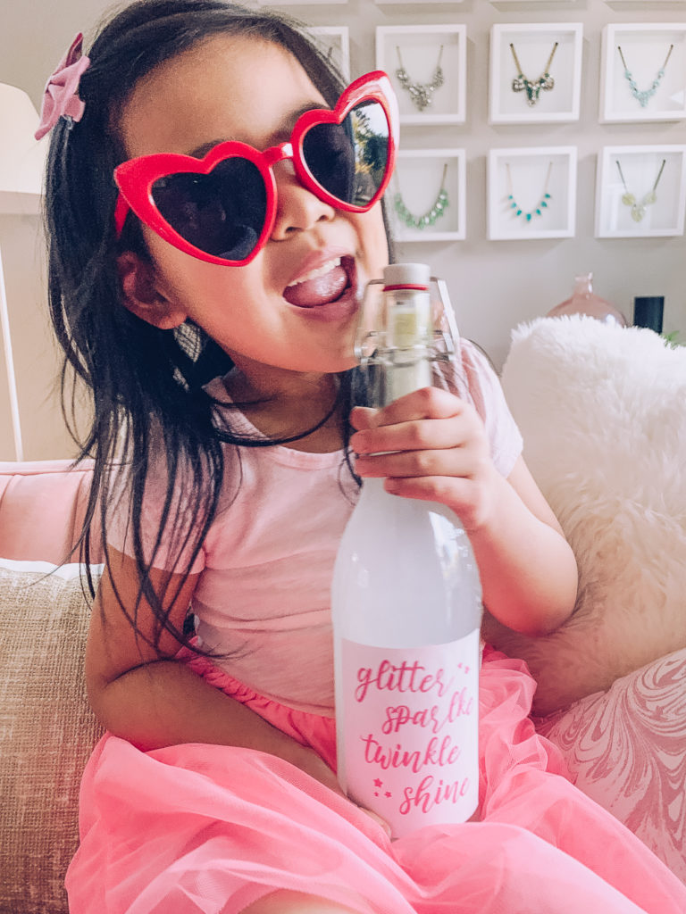 easy Valentine's Day crafts for mom and kids, vday craft ideas, kids crafts for vday, easy vday crafts, diy crafts for vday, free printable download crafts for Valentine's Day, fun and easy vday activities with kids 