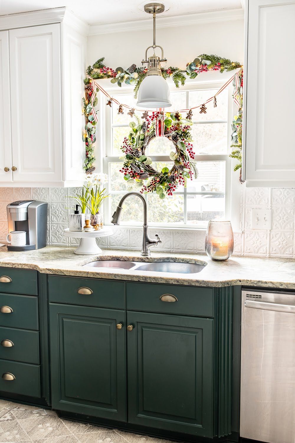 20+ Simple and Pretty Christmas Kitchen Decor Ideas