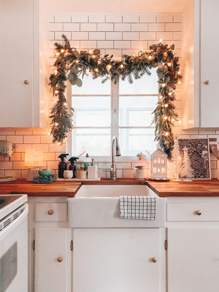 20+ Simple and Pretty Christmas Kitchen Decor Ideas