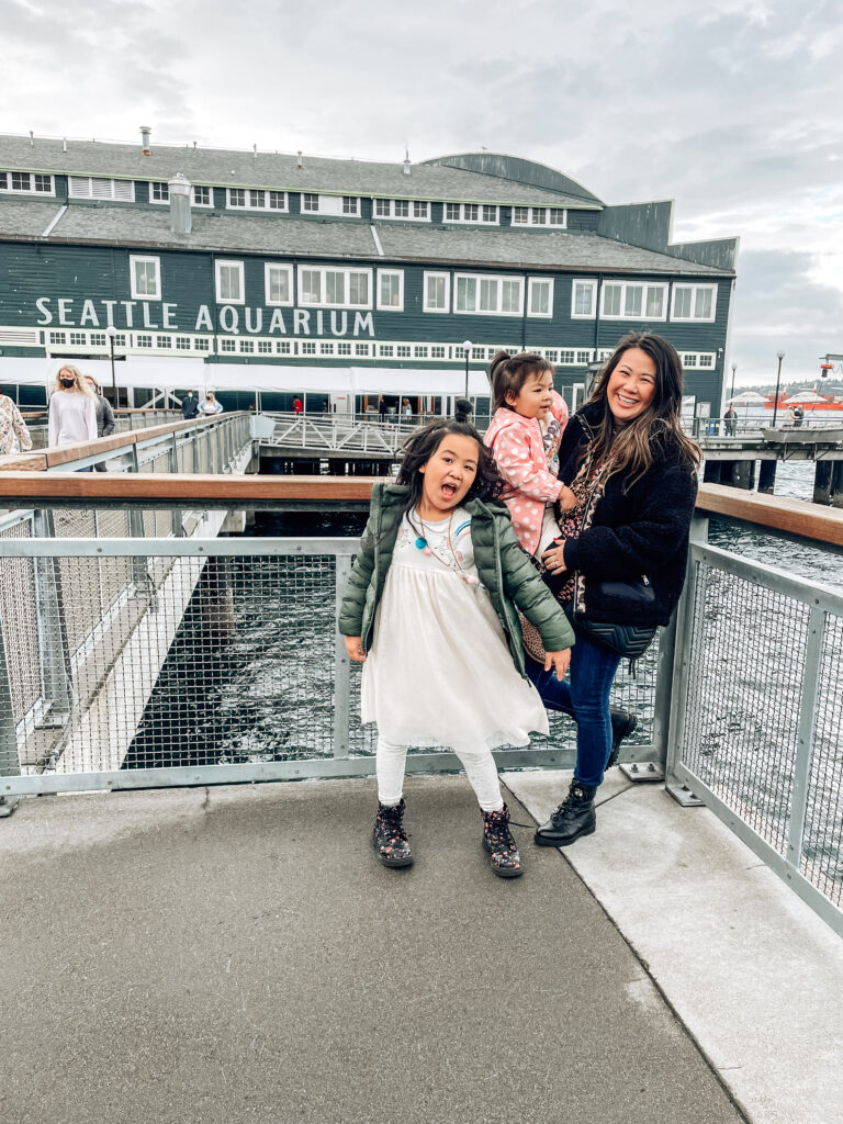 mommy and daughter fall look at seattle aquarium
