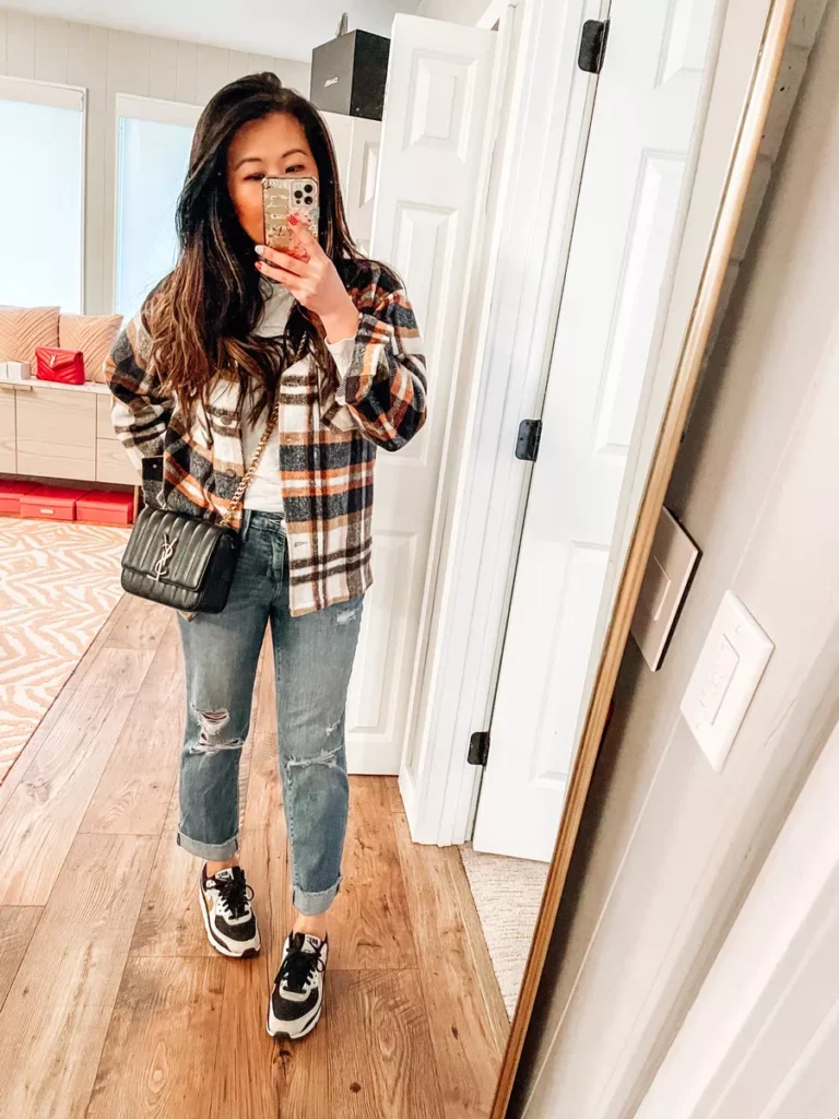 Boyfriend Jeans + T-shirt + Shacket + Sneakers