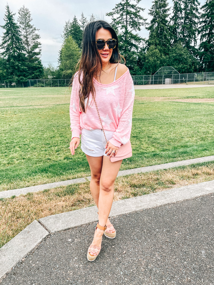 white denim shorts summer outfit for women over 40