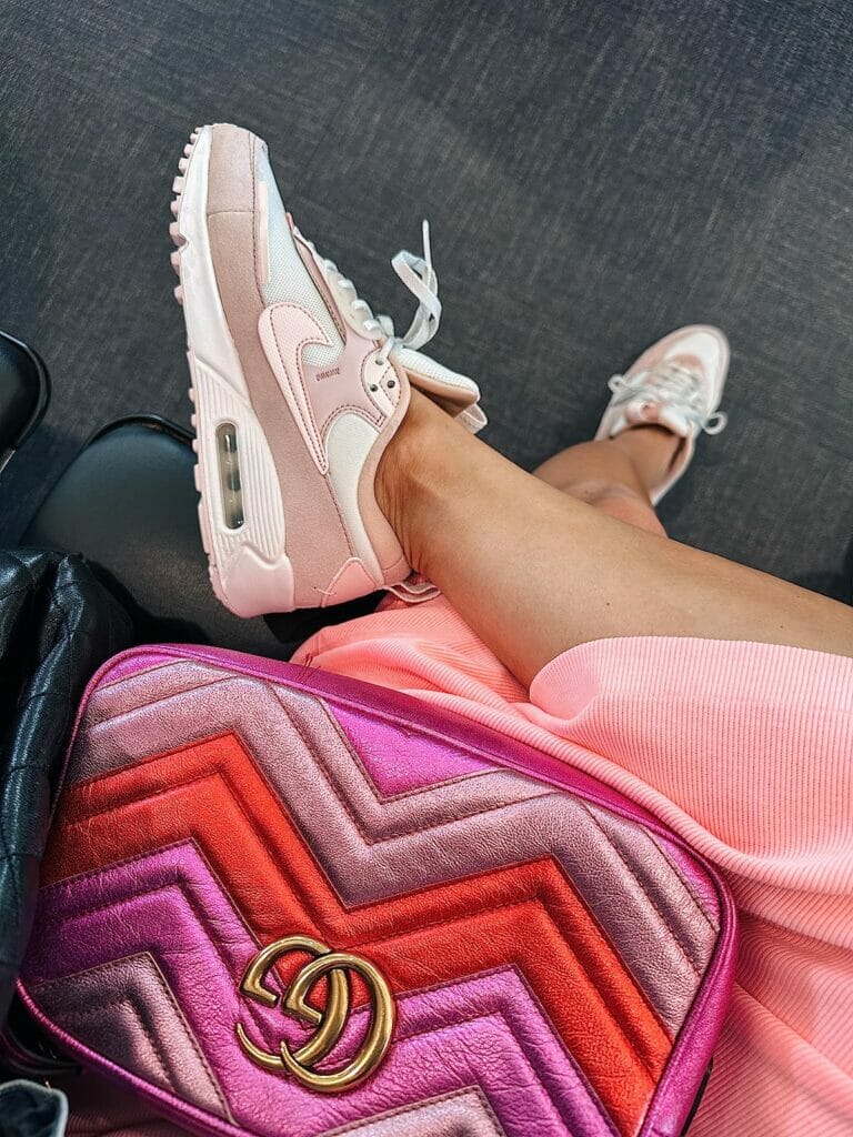 chic travel outfit accessories